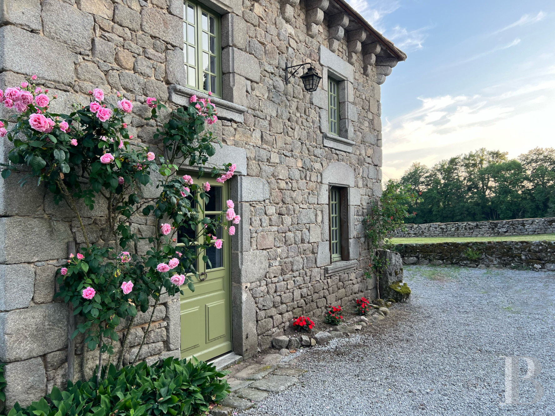 En Limousin, dans le sud-est de la Creuse et à proximité d’Aubusson, un logis indépendant du 17e siècle au centre d’une place forte médiévale,  - photo  n°8